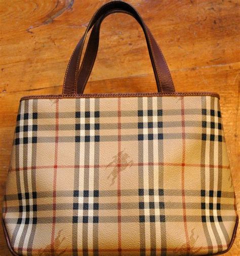 Come riconoscere una borsa Burberry originale. 